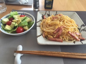 お昼にカルボナーラを作って妻と食べました。